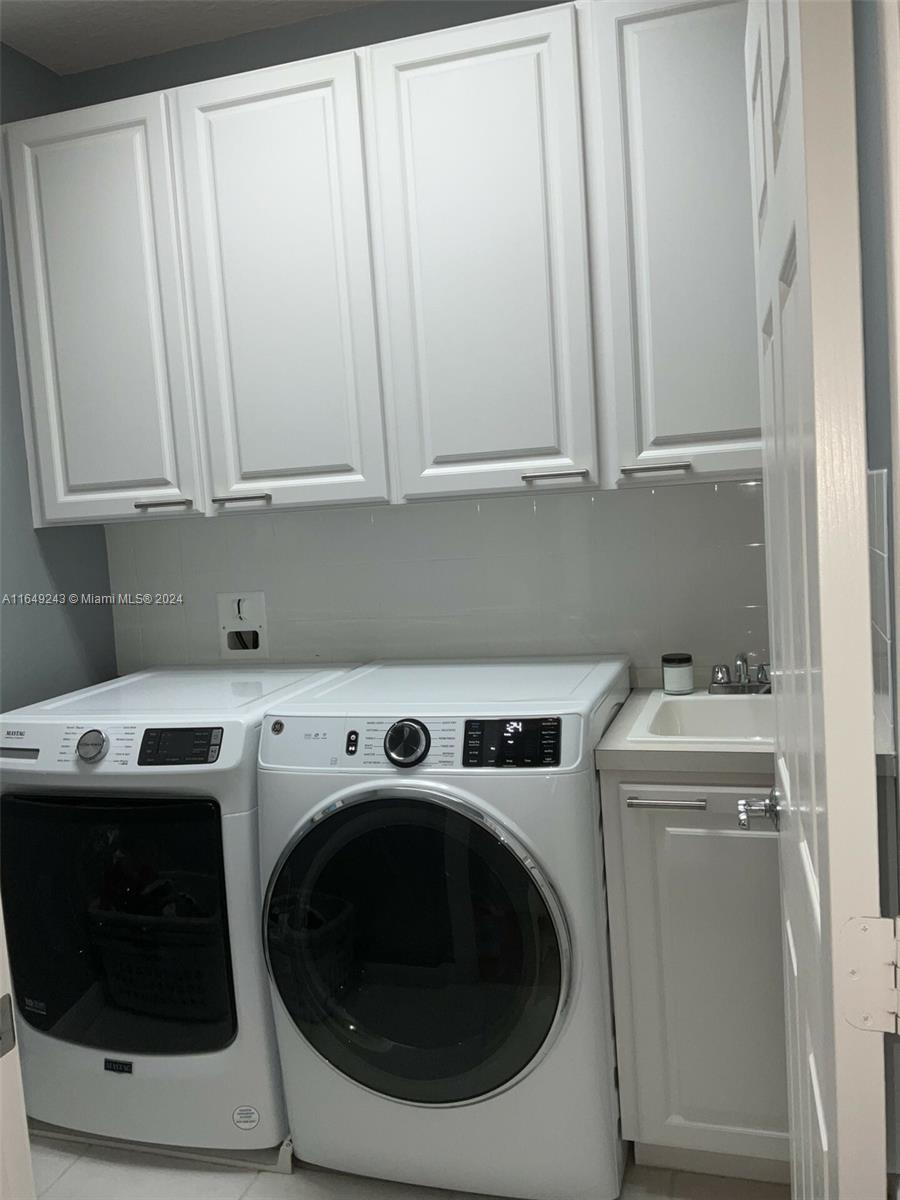 155 Soriano Drive, Unit 155 Jupiter, FL 33458 - Photo 16 of 29 a utility room with dryer and washer