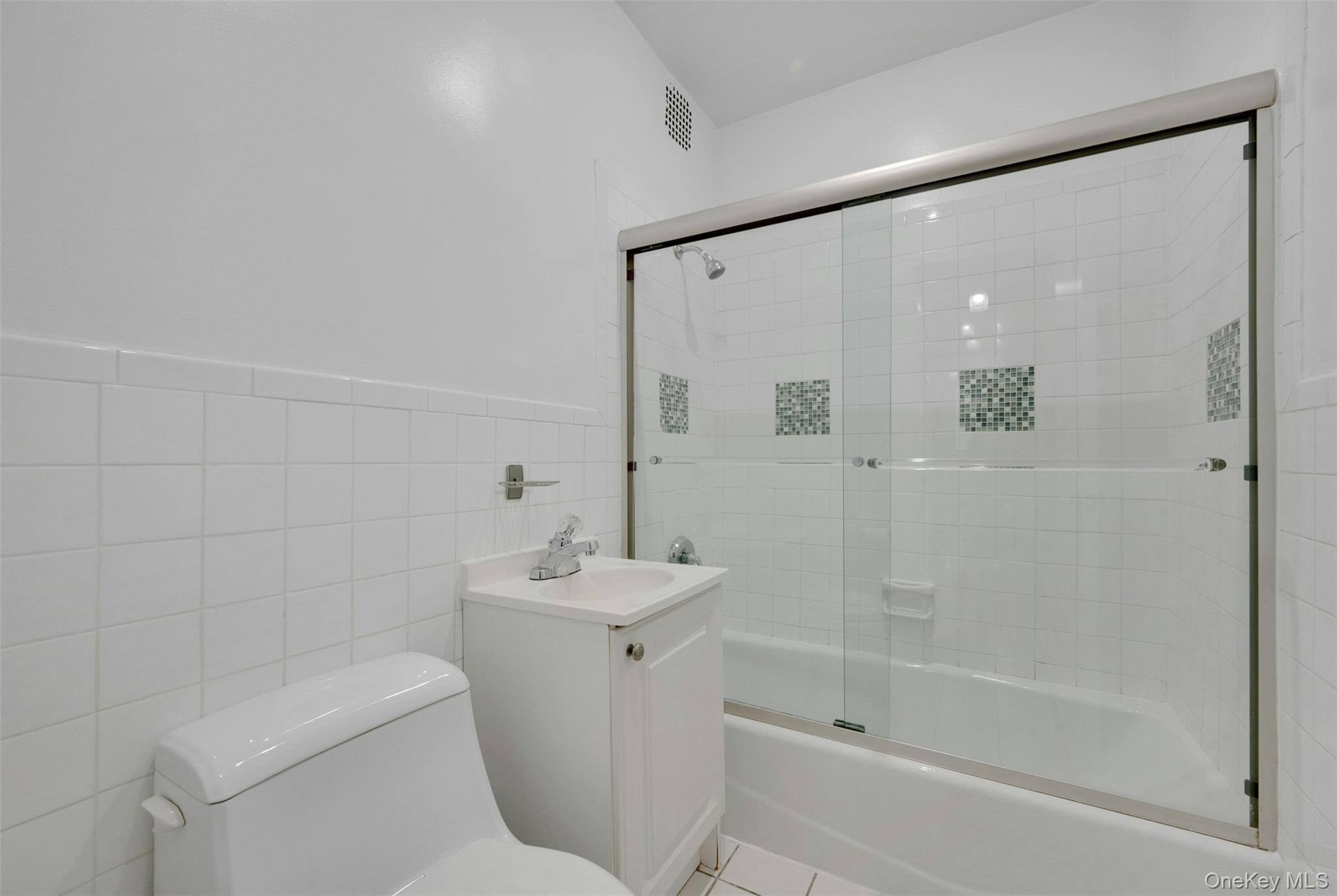 640 Pelham Road, Unit 1D New Rochelle, NY 10805 - Photo 24 of 32 Hall Bath