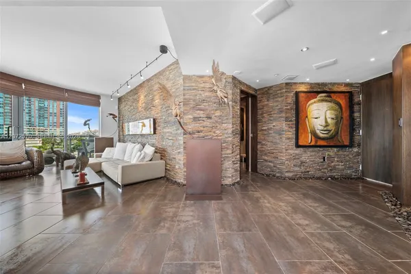 $1,695,000 | 110 Washington Avenue, Unit 1709, Miami Beach, FL 33139