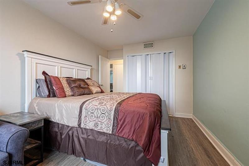 101 South Raleigh Avenue, Unit 625 Atlantic City, NJ 08401 - Photo 6 of 15 a bed sitting in a bedroom next to a window