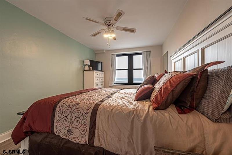 101 South Raleigh Avenue, Unit 625 Atlantic City, NJ 08401 - Photo 7 of 15 a bedroom with a large bed and a window