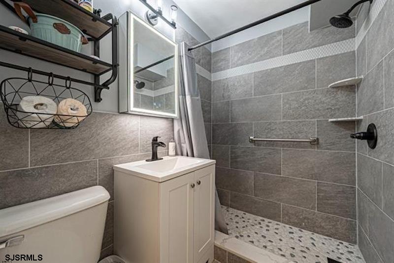 101 South Raleigh Avenue, Unit 625 Atlantic City, NJ 08401 - Photo 9 of 15 a bathroom with a sink toilet and shower