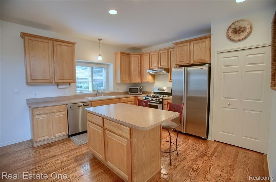 2054 Baron Rochester, MI 48307 - Photo 13 of 32 Kitchen.jpg