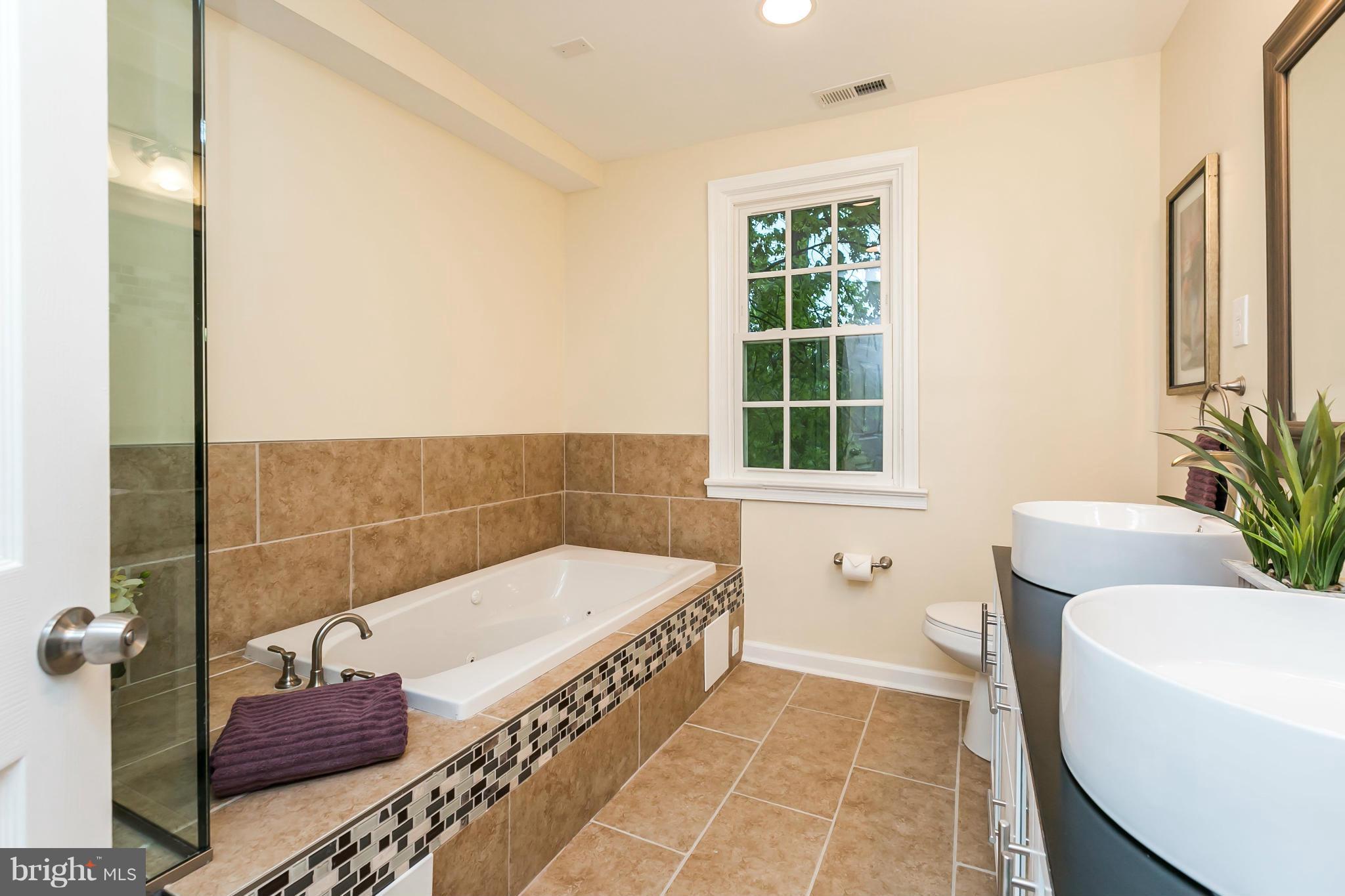 1215 Southview Road Baltimore, MD 21218 - Photo 21 of 30 Bath (Master)