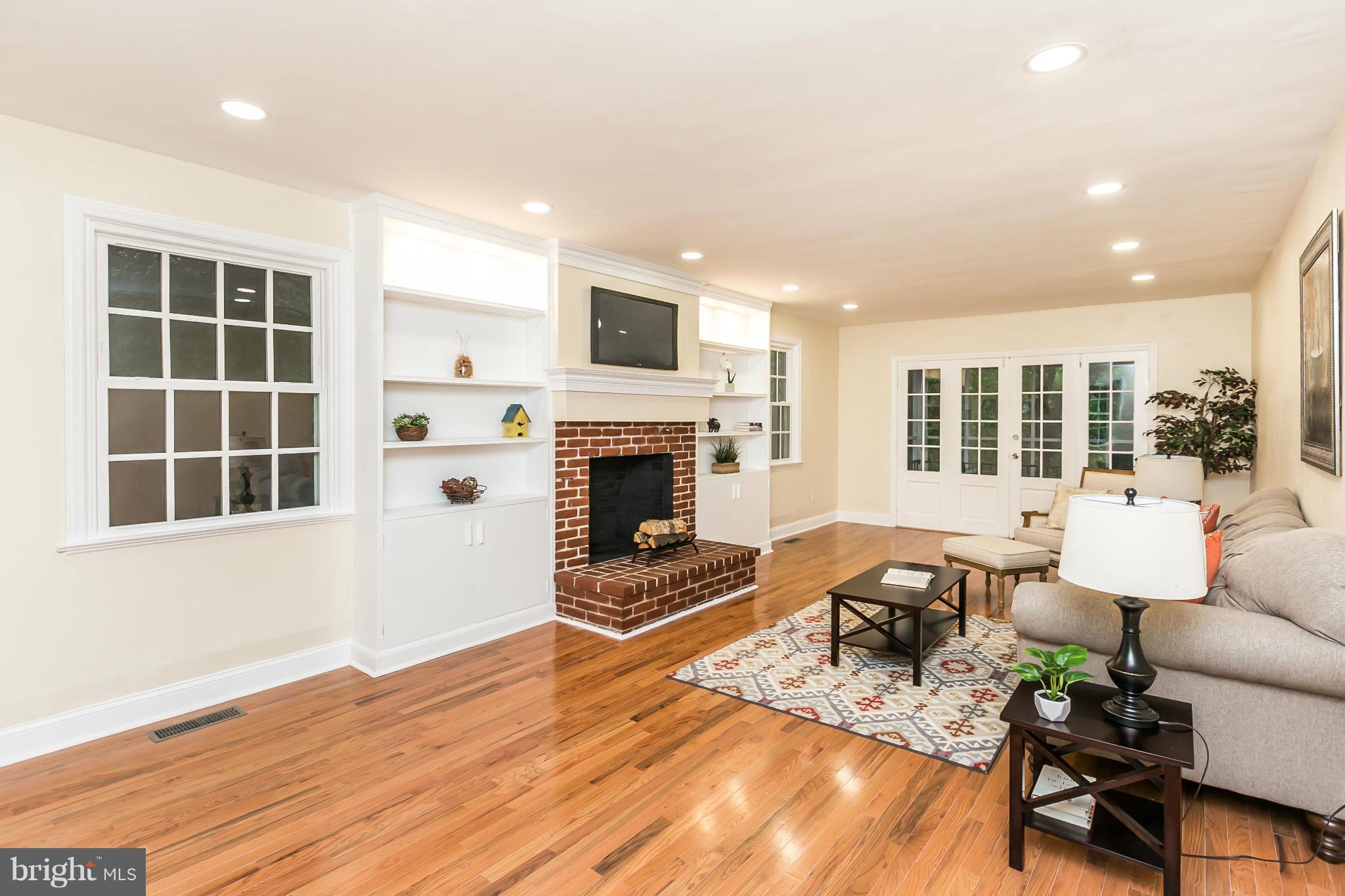 1215 Southview Road Baltimore, MD 21218 - Photo 6 of 30 Living Room