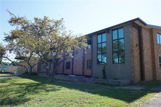 $2,400 | 124-40 Swansea Drive, Unit 2, Syracuse, NY 13206