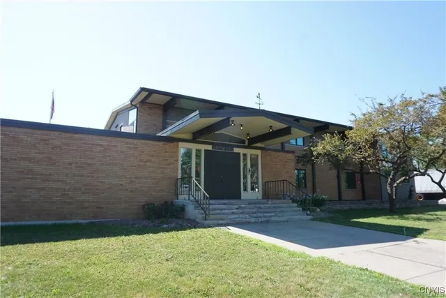 $2,400 | 124-40 Swansea Drive, Unit 2, Syracuse, NY 13206