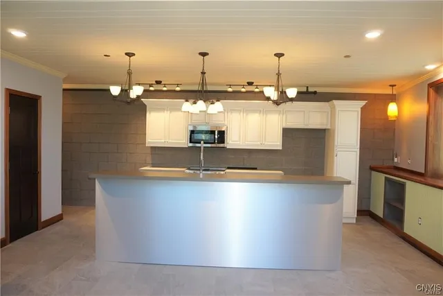 $2,400 | 124-40 Swansea Drive, Unit 2, Syracuse, NY 13206