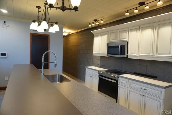 $2,400 | 124-40 Swansea Drive, Unit 2, Syracuse, NY 13206