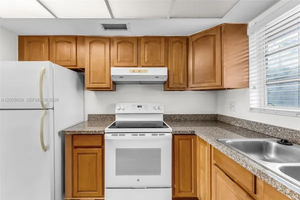 $2,350 | 7560 Southwest 82nd Street, Unit G112, Miami, FL 33143