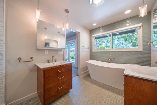 $950,000 | 865 Hallmark Drive, Redding, CA 96001