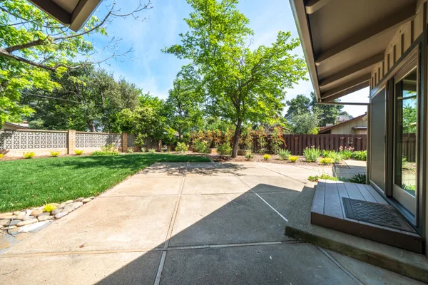 $950,000 | 865 Hallmark Drive, Redding, CA 96001