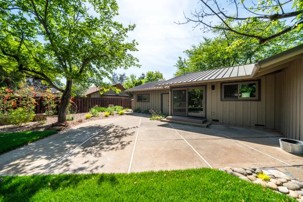 $950,000 | 865 Hallmark Drive, Redding, CA 96001