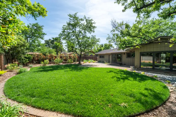 $950,000 | 865 Hallmark Drive, Redding, CA 96001