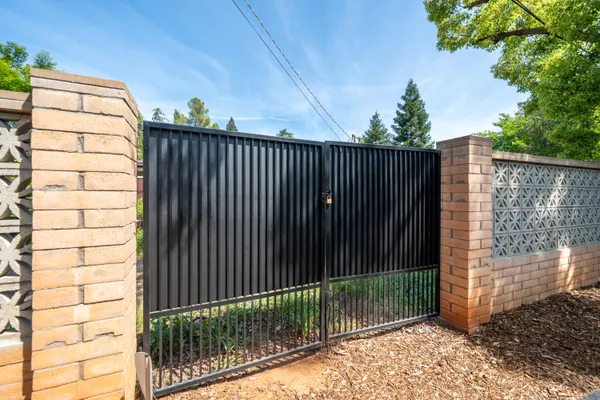 $950,000 | 865 Hallmark Drive, Redding, CA 96001