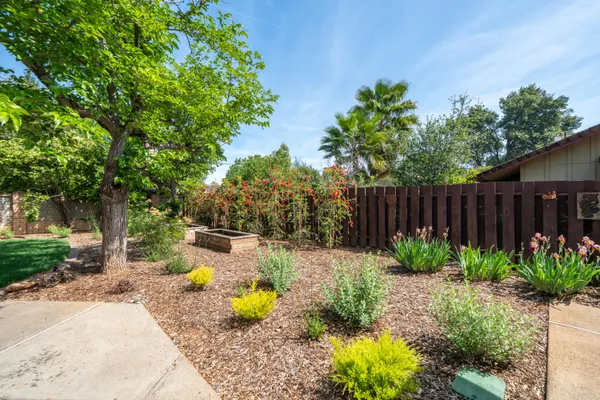 $950,000 | 865 Hallmark Drive, Redding, CA 96001