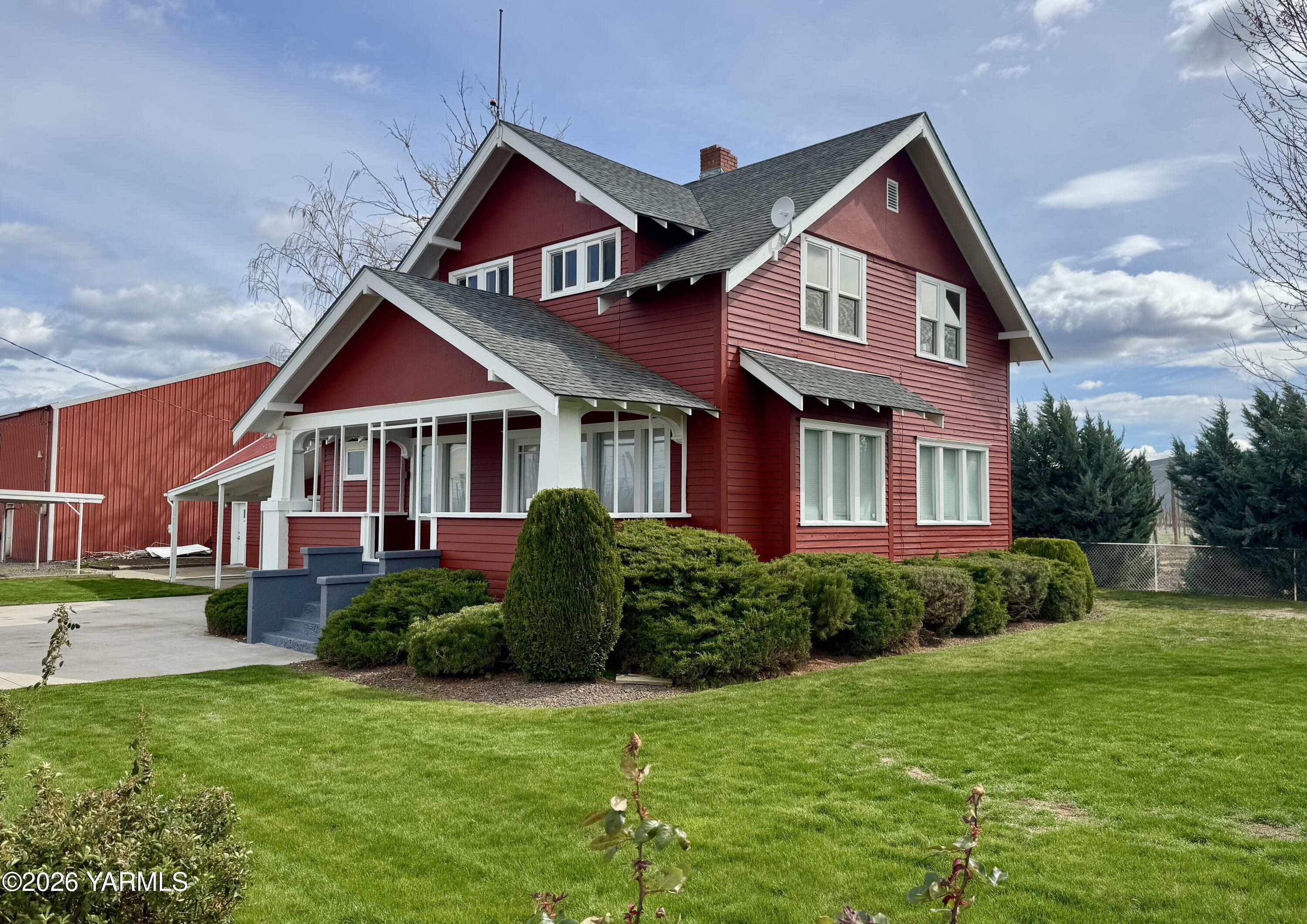 7801 Campbell Road, Unit 1 Toppenish, WA 98948 - Photo 2 of 46 a front view of a house with a yard