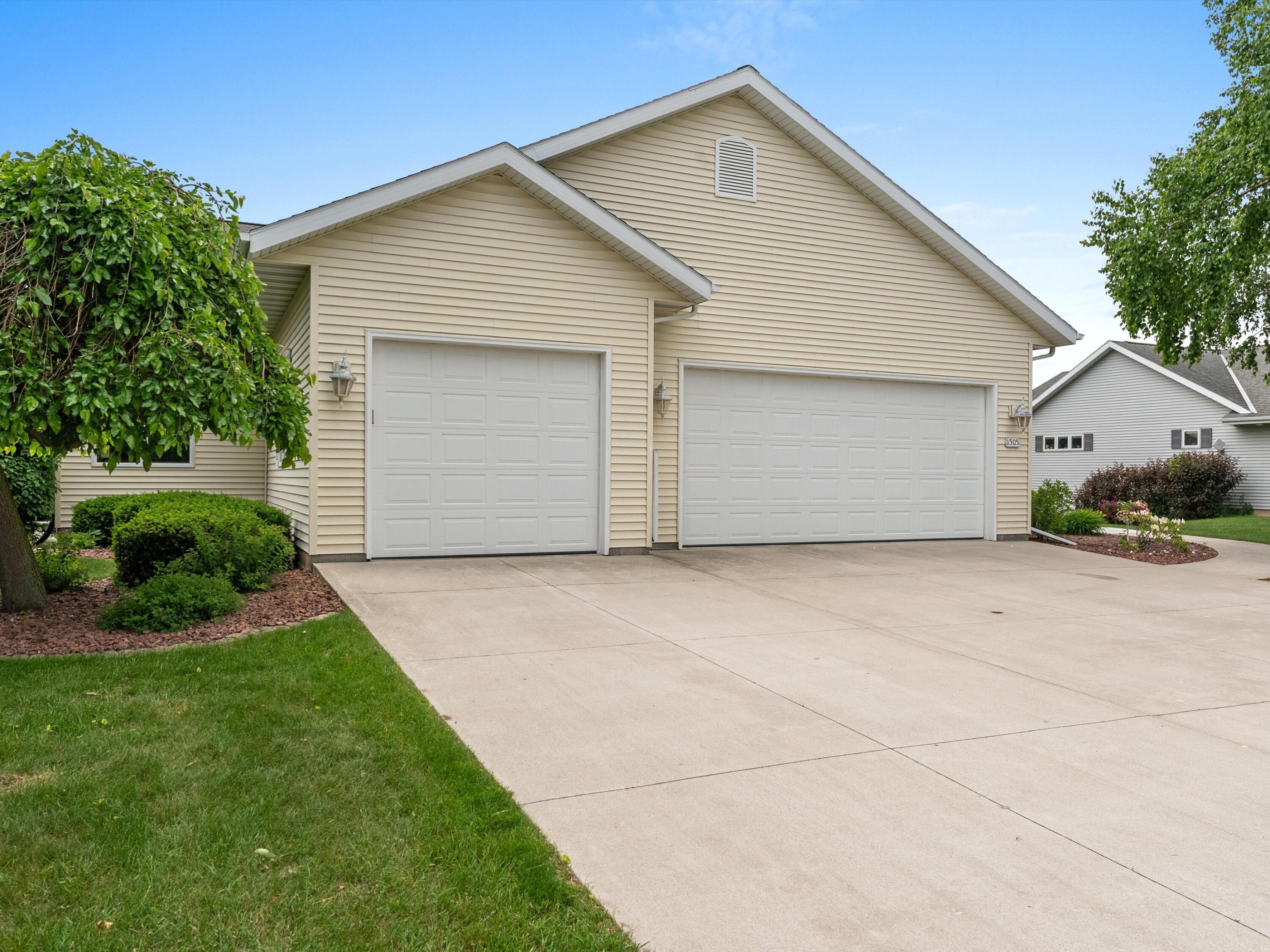 1505 Blue Heron Drive Two Rivers, WI 54241 - Photo 9 of 50 09-09_exterior_001