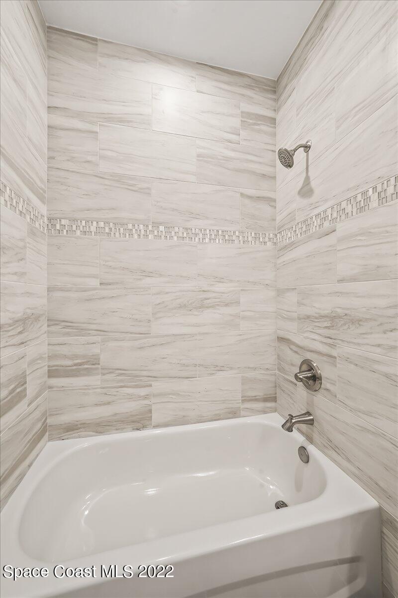 1296 Daton Road Southwest Palm Bay, FL 32908 - Photo 29 of 32 a bathroom with a bathtub