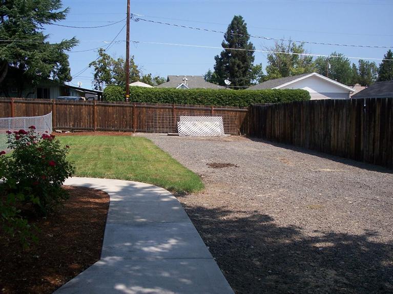 433 Hopkins Road Central Point, OR 97502 - Photo 3 of 17 Room or large RV or build a shop/garage.