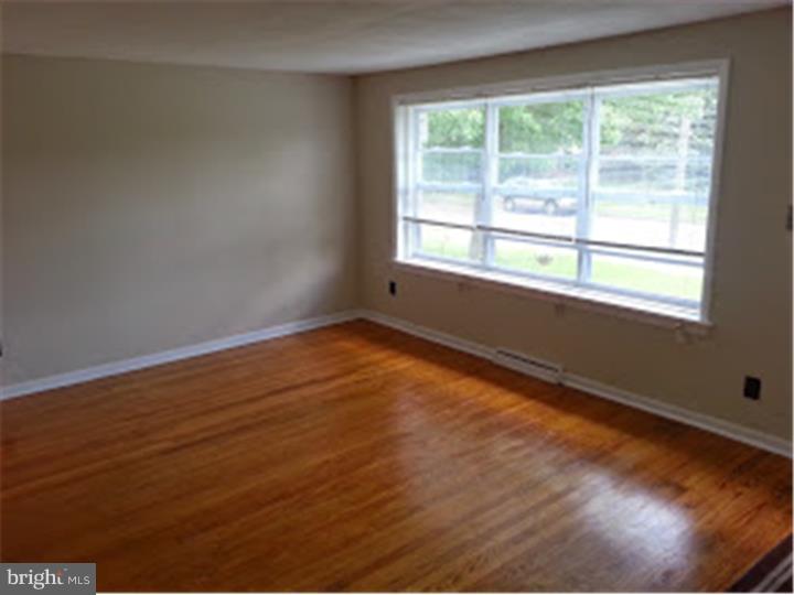 232 Willers Road Aston, PA 19014 - Photo 3 of 25 Living Room
