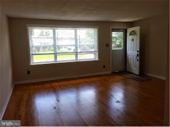 232 Willers Road Aston, PA 19014 - Photo 4 of 25 Living Room