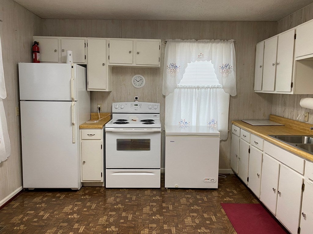 1943 Ivanhoe Road Fries, VA 24330 - Photo 4 of 9 Gallery Image 4