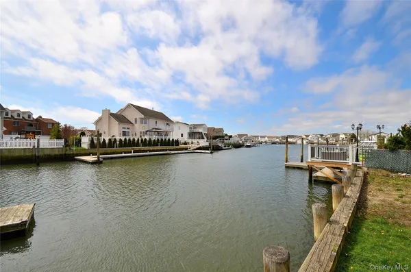 $999,999 | 2586 Riverside Drive, Wantagh, NY 11793