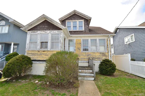 $999,999 | 2586 Riverside Drive, Wantagh, NY 11793