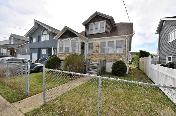 $999,999 | 2586 Riverside Drive, Wantagh, NY 11793