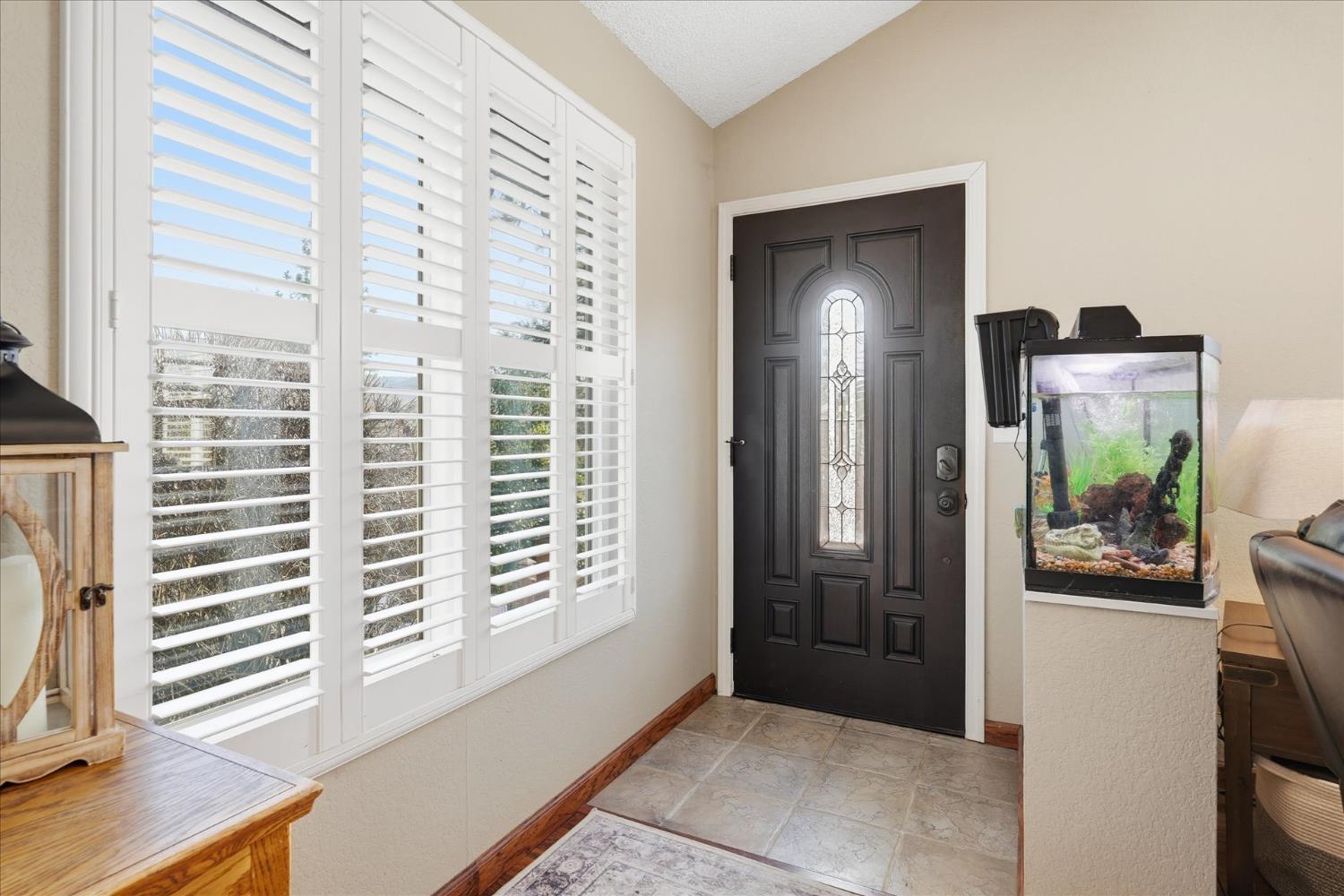 40182 Alerna Way Oakhurst, CA 93644 - Photo 5 of 49 a view of livingroom with workspace