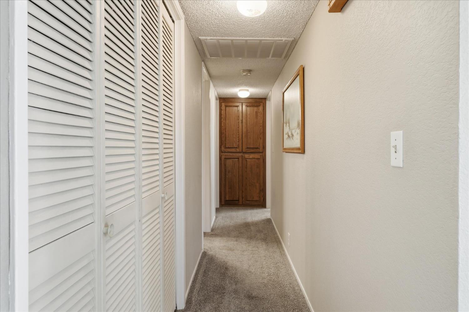 40182 Alerna Way Oakhurst, CA 93644 - Photo 6 of 49 a view of a hallway
