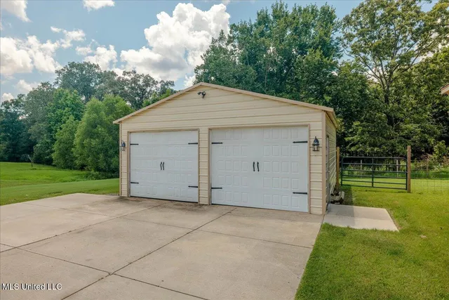 $410,000 | 160 Oak Manor Drive, Coldwater, MS 38618