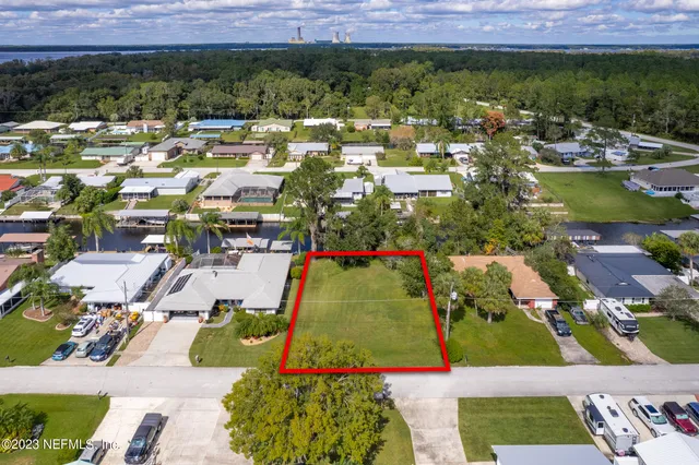 a view of residential houses with outdoor space