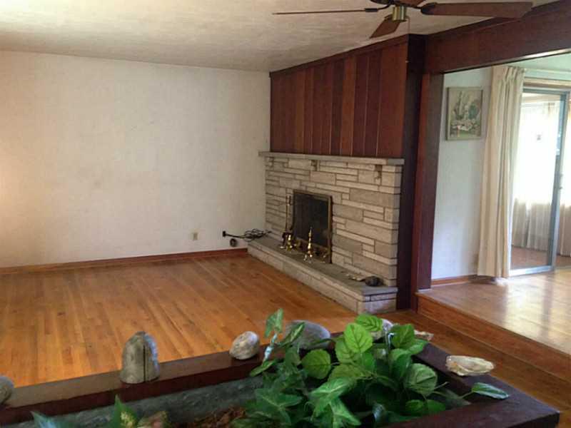149 Forsythe Road Valencia, PA 16059 - Photo 7 of 25 Living Room.