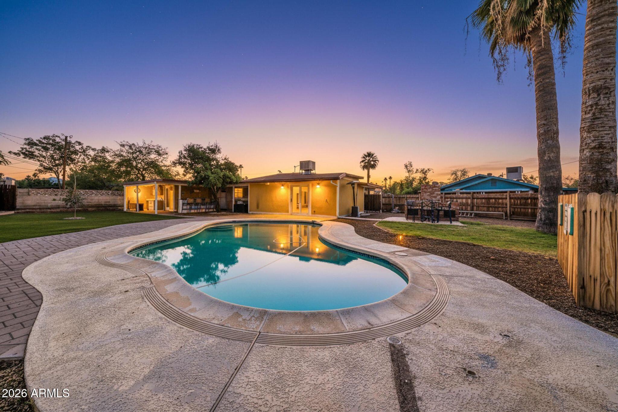 422 West Eva Street Phoenix, AZ 85021 - Photo 5 of 51 swimming pool view with a garden