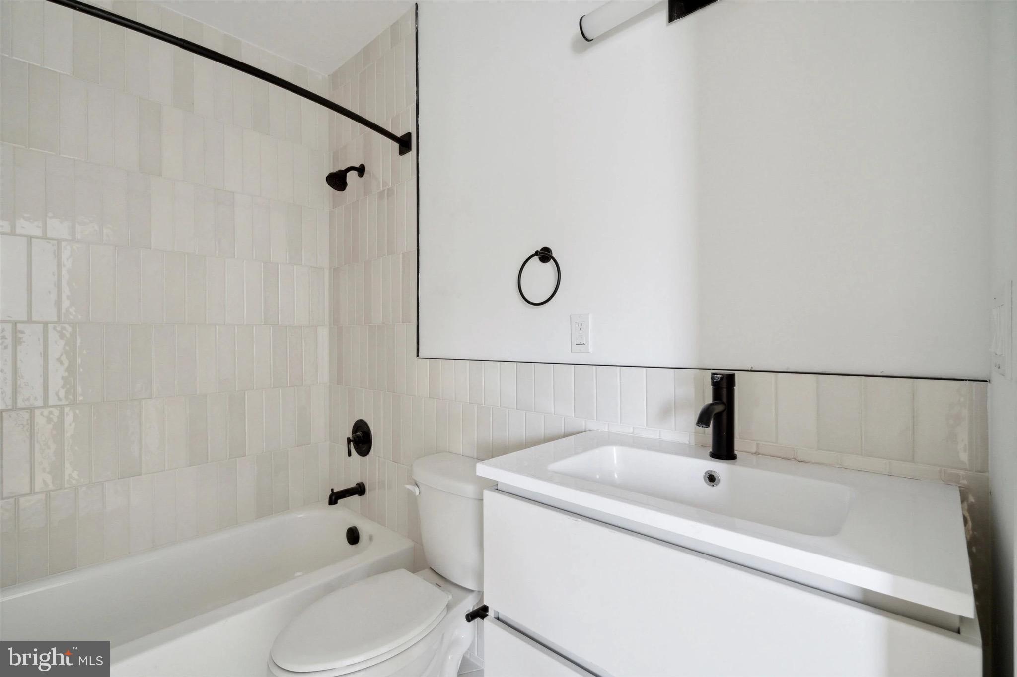 1643 North 2nd Street, Unit 302 Philadelphia, PA 19122 - Photo 34 of 40 a bathroom with a tub and a shower