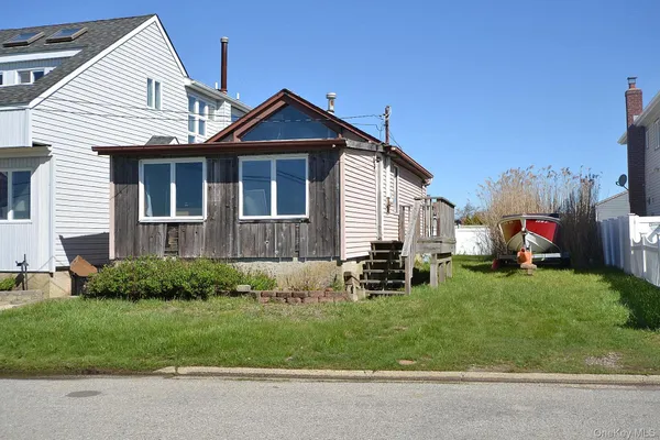 $389,000 | 54 Bayview Avenue West, Lindenhurst, NY 11757