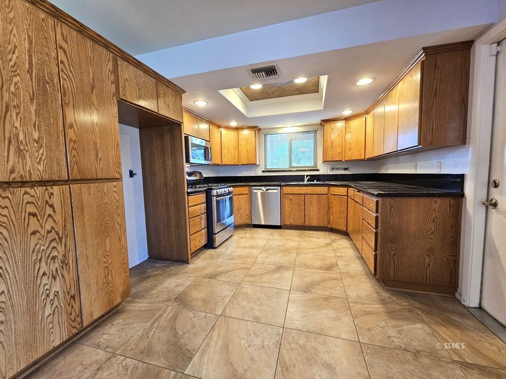 325 South Valley Street Ridgecrest, CA 93555 - Photo 3 of 34
