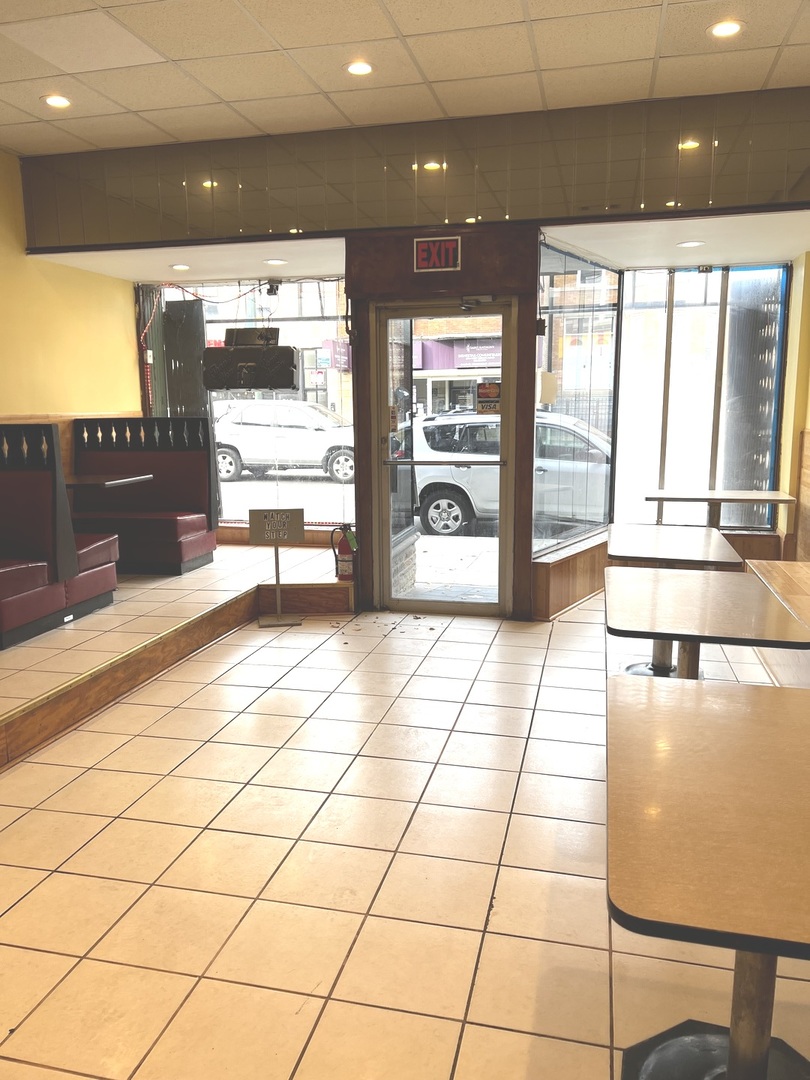 2825 West Cermak Road Chicago, IL 60623 - Photo 3 of 21 a lobby with a furniture and a rug