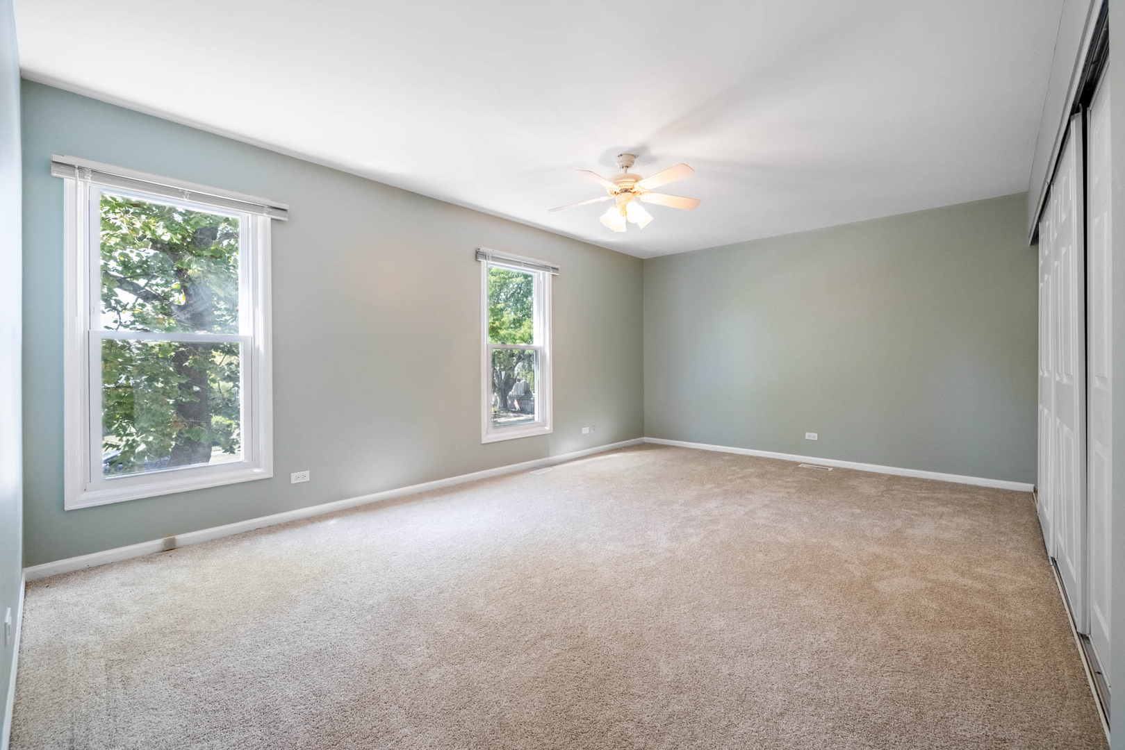 983 Stuart Drive Bartlett, IL 60103 - Photo 17 of 25 an empty room with windows and ceiling fan