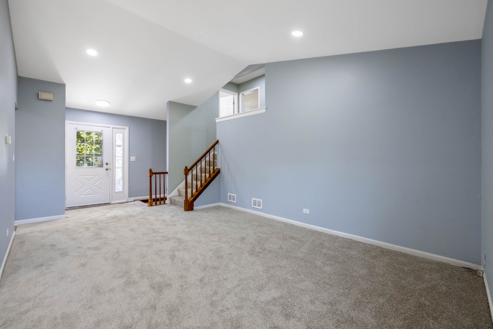 983 Stuart Drive Bartlett, IL 60103 - Photo 7 of 25 an empty room with windows