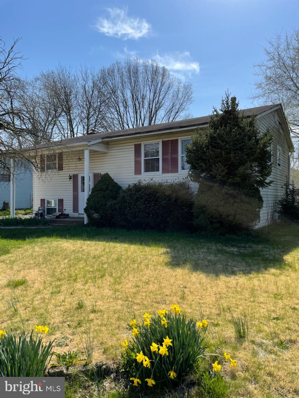 Front Yard View 1011 Richfield Rd