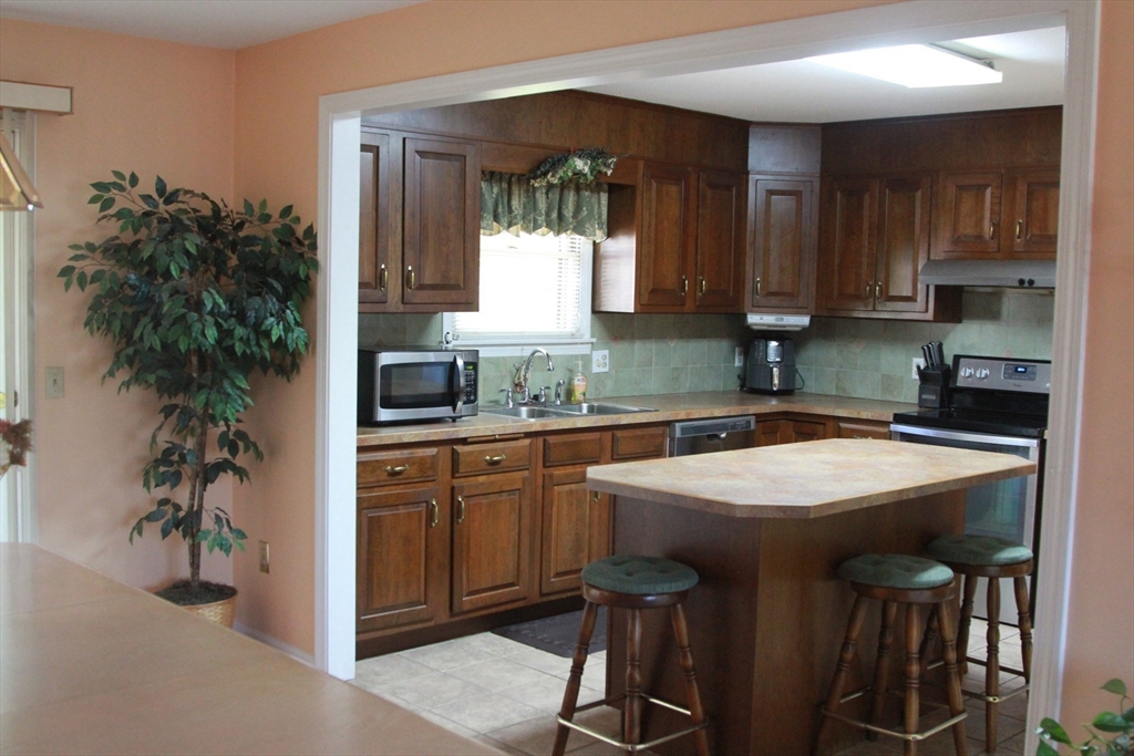 137 Benz Street Springfield, MA 01118 - Photo 3 of 20