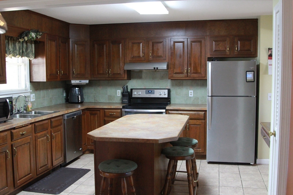 137 Benz Street Springfield, MA 01118 - Photo 4 of 20
