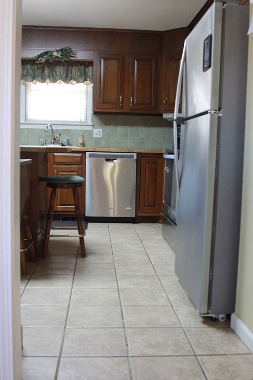 137 Benz Street Springfield, MA 01118 - Photo 5 of 20