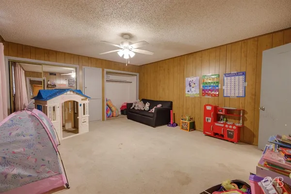 a view of a livingroom with furniture and a ceiling fan