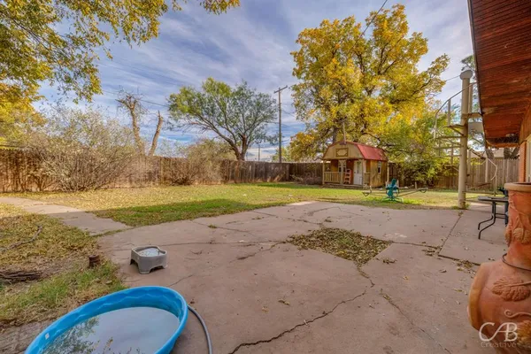 a view of a house with backyard