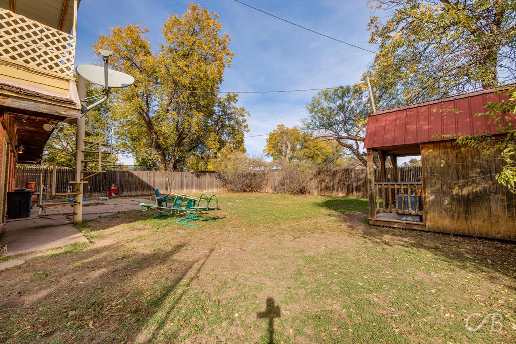 33 Northwest Ave A Hamlin, TX 79520 - Photo 33 of 37 a view of a house with basketball court