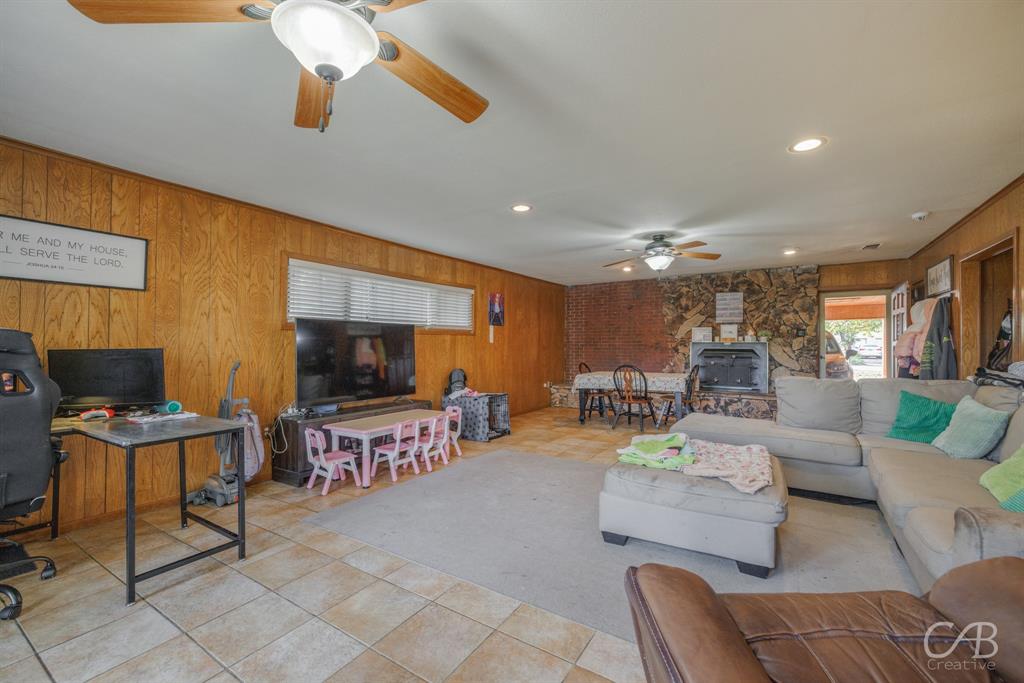 33 Northwest Ave A Hamlin, TX 79520 - Photo 10 of 37 a living room with furniture and a flat screen tv